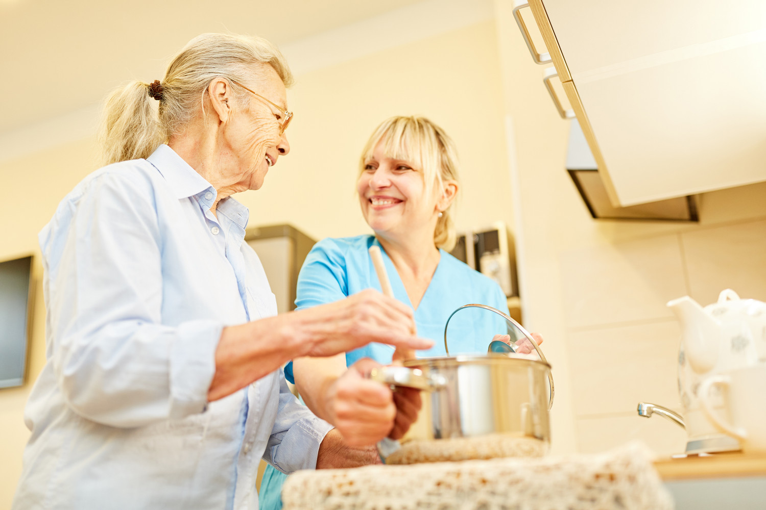 Senior,Woman,And,Nursing,Assistant,Cook,Together,In,The,Kitchen